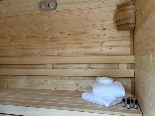 una sauna con due asciugamani e una pila di asciugamani di Haus Brunhilde a Plodda