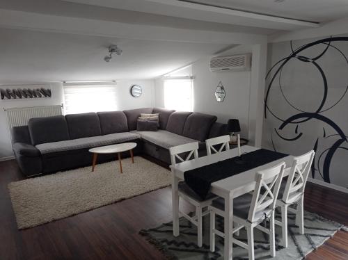 DAMI 2 في توزلا: غرفة معيشة مع أريكة وطاولة