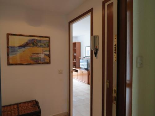 een deur naar een kamer met een schilderij aan de muur bij Tossa De Mar. Estudio céntrico muy cerca de la playa con piscina y terraza in Tossa de Mar