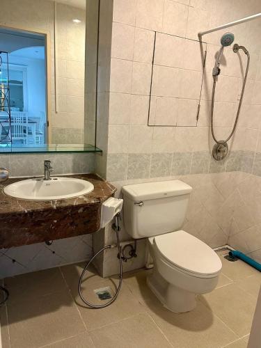 ein Bad mit einem WC und einem Waschbecken in der Unterkunft UrbanZen Suite in Bangkok
