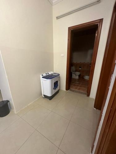 an empty room with a toilet in a bathroom at الديوان النجدي للشقق المخدومة in Ukaz