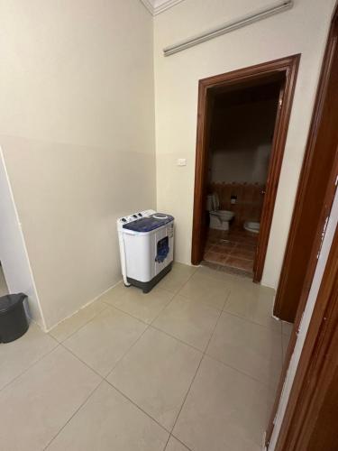 an empty room with a toilet in a bathroom at الديوان النجدي للشقق المخدومة اقتصادي in Ukaz