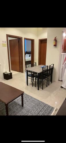 a dining room with a table and chairs in a room at الديوان النجدي للشقق المخدومة اقتصادي in Ukaz