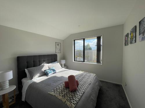 una camera da letto con un cuscino rosso di Luxury 4 Bedroom Family Retreat a Lincoln