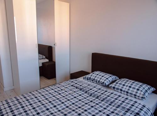 ワルシャワにあるApartment Kłobuckaのベッドルーム1室(枕2つ、鏡付)