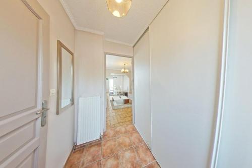 a hallway with a white door and a bathroom at le blanc mesnil in Le Blanc-Mesnil