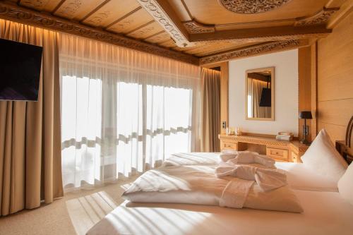 a bedroom with a bed and a large window at Chalet Waldhaus Rappakopf in Schruns