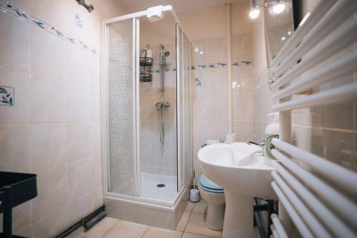 une salle de bain avec une douche, un lavabo et des toilettes dans l'établissement À Hauteur de Toits • Le Spacieux en Cœur de ville, à Châteauroux