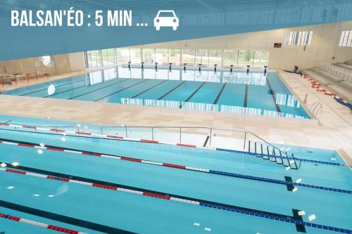 une grande piscine avec de l'eau bleue dans l'établissement À Hauteur de Toits • Le Spacieux en Cœur de ville, à Châteauroux