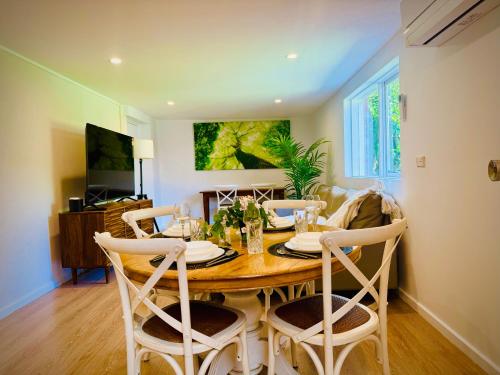 een eetkamer met een houten tafel en stoelen bij Cozy Self Contained Studio with Seperate Spacious Living room -Just a Stone's Throw from Newly Renovated Knox Westfield in East Melbourne in Wantirna South