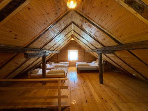 Una cama o camas en una habitación de "River paradise" Vikendica sa bazenom, ladarom i kaminom na samoj obali Vrbasa Banja Luka