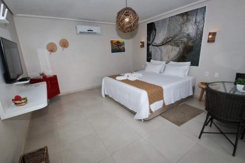 雅帕拉廷加的住宿－Parada IT，一间卧室配有一张床、一张桌子和一台电视