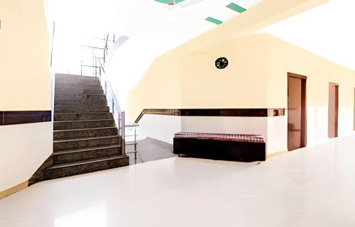 - un escalier dans un bâtiment avec un escalier dans l'établissement Hotel Pragati Palace, à Mathura