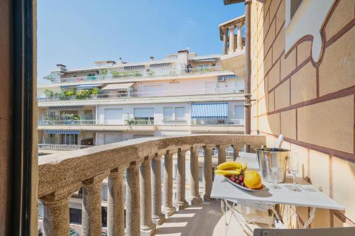 un tavolo con banane e frutta sul balcone di Palais Biagini - Happy Rentals a Juan-les-Pins