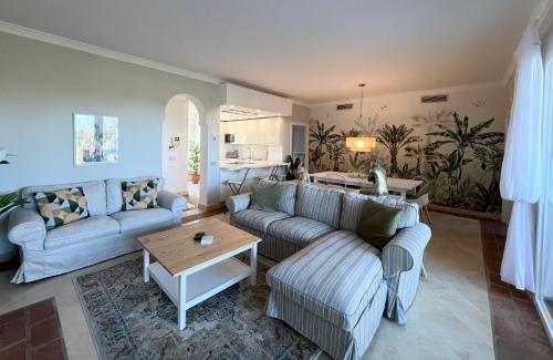 Χώρος καθιστικού στο Luxury apartment in La Perla de la Bahia, Bahia de Casares