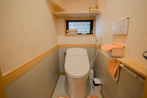 Baño pequeño con aseo y lavamanos en Ikebukuro house with 5BR Free Parking, en Tokio