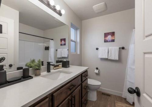 een witte badkamer met een wastafel en een toilet bij Alpine Adventure Getaway - Heber City - Jordanelle State Park in Heber City