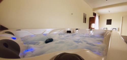 une baignoire remplie de nuages dans une pièce dans l'établissement Le Margaret Holidays, à La Plaine des Cafres