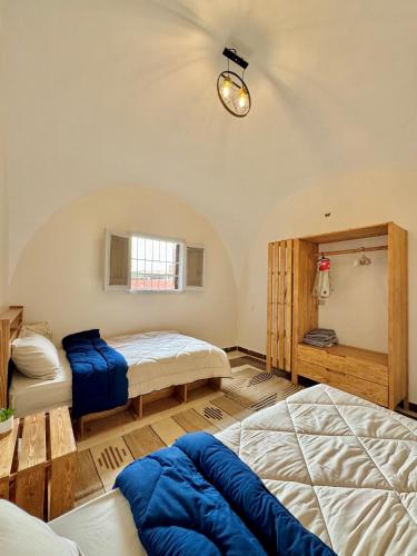 A bed or beds in a room at 2-single beds beit zeina horse riding