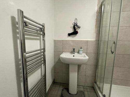 biała łazienka z umywalką i prysznicem w obiekcie Lovely Modern 3 Bedroom House Doncaster, Family Contractor Friendly, Sleeps 5 w mieście Carcroft