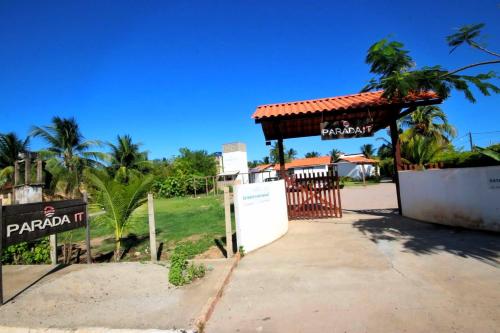 a entrance to a parking lot with a gate at Parada IT in Japaratinga