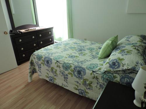 Un pat sau paturi într-o cameră la Appartement touristique #5 Immeuble MH