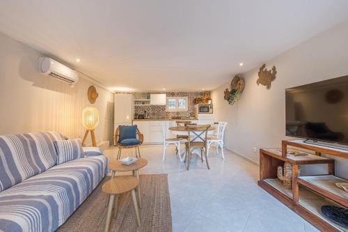 un salon avec un canapé et une table dans l'établissement Charmant 2 pièces au cœur de St Jean Cap Ferrat, à Saint-Jean-Cap-Ferrat