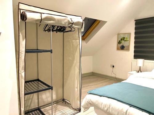 una camera con letto a baldacchino e una camera con letto gmaxwell di Lovely Modern 3 Bedroom House Doncaster, Family Contractor Friendly, Sleeps 5 a Carcroft