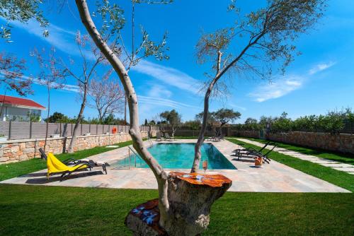 un albero al centro della piscina di Serenity Villas a Kolímbia