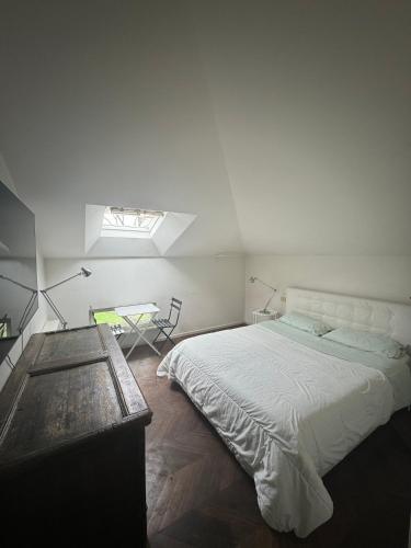 Un dormitorio blanco con una cama y una ventana. en Heart of Parma - Air Conditioning con posto auto prenotabile, en Parma