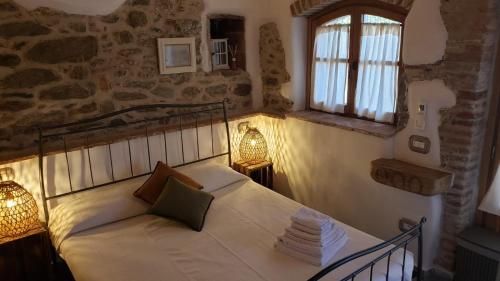 スポトルノにあるA Burgâ du Muntinの窓付きの部屋にベッド付きのベッドルーム1室があります。