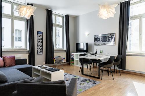 un soggiorno con divano e tavolo di Yourplace Biskupia Old Town Apartments a Cracovia