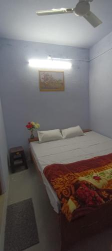 een slaapkamer met een bed en een plafond bij Ratan home stay in Faizābād