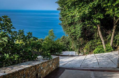 a walkway with the ocean in the background at Nymfes in Tsagarada
