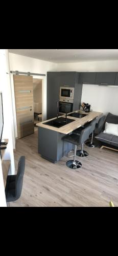 une cuisine avec une table et des chaises dans une pièce dans l'établissement Emplacement exceptionnel, à Antibes