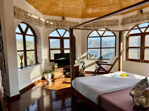 - une chambre avec fenêtres et un lit dans un dortoir dans l'établissement Charmed Chateau, à Shimla