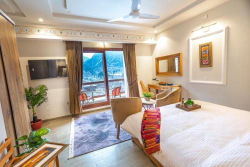a bedroom with a large bed and a window at Zen Luxus in Kalām