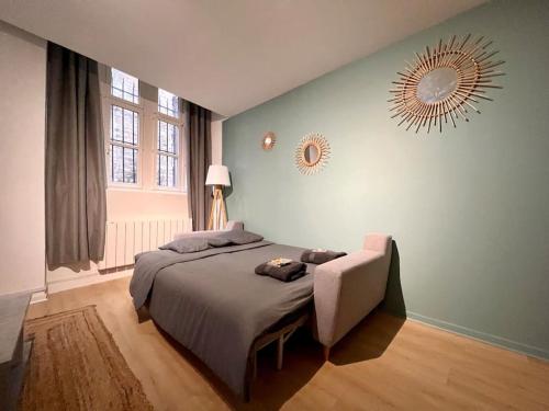 une chambre avec un lit et un miroir au mur dans l'établissement Appartement 4prsn / Au pied de la Citadelle, à Besançon