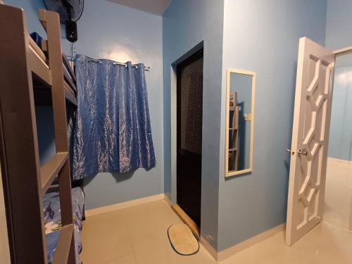 une chambre avec une porte ouverte et un couloir dans l'établissement 2br Hilltop Haven w/ Wi-Fi, à Davao