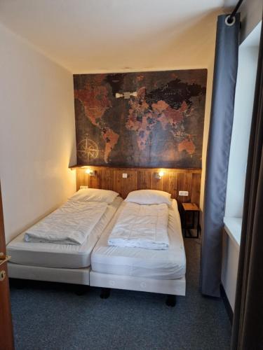 グミュント・イン・ケルンテンにあるPension Sonnenheim Rooms&Apartmentsのベッドルーム1室(壁に地図を掲載したベッド1台付)