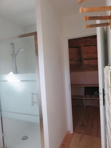 La salle de bains est pourvue d'une porte menant à une chambre. dans l'établissement Grande maison de village, rénovation écologique, à Viey