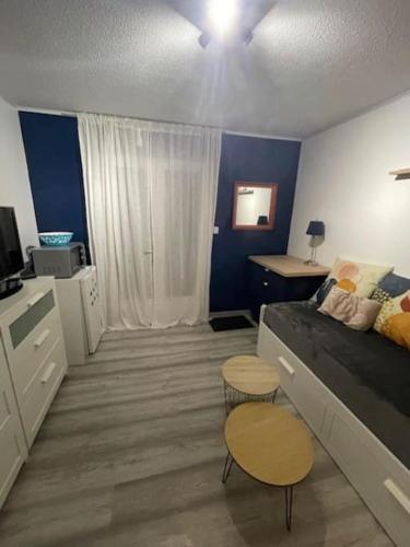 une petite pièce avec un lit, une table et des chaises dans l'établissement L'écume de Pentrez, à Saint-Nic