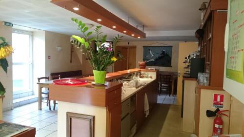 Dapur atau dapur kecil di Chambres d'hôtes de l'Auberge L'Astrassadou