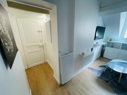 a small room with a table and a white door at Studio Parc des Princes - Porte dauphine - 2 Pers in Boulogne-Billancourt