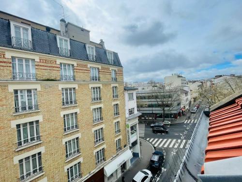 a view of a city street with a building at Studio Parc des Princes - Porte dauphine - 2 Pers in Boulogne-Billancourt