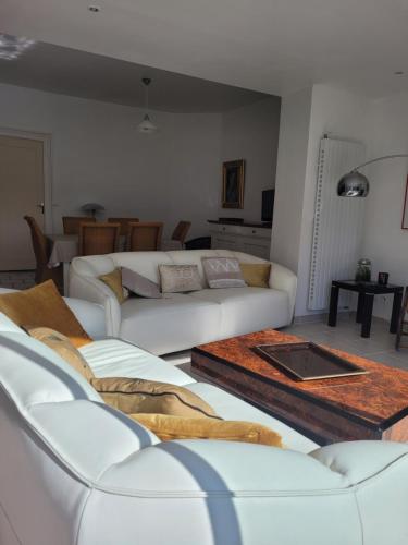 un soggiorno con 2 divani bianchi e un tavolo di l'echoppe rochelaise a La Rochelle