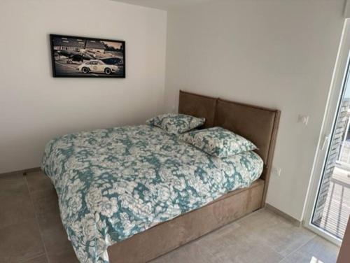 une chambre avec un lit et un tableau au mur dans l'établissement 2 Ch Appt 63m² 4/6P. + piscine 4 mn plage & centre, à Camiers