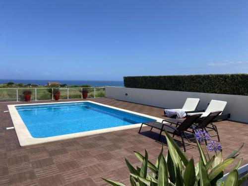 uma piscina no telhado de uma casa em Fantástica V3 Vista Mar Golfe Praia Del Rey em Amoreira
