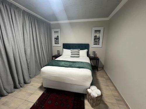 ein Schlafzimmer mit einem großen Bett in einem Zimmer in der Unterkunft Tintswalo Elegant Apartments in Giyani