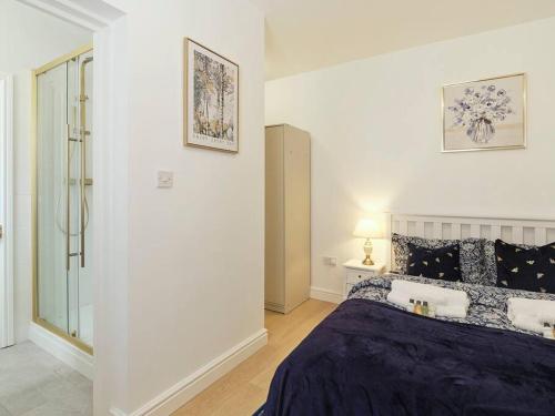 una camera bianca con un letto e una finestra di Rofennie Suite -Brand new luxury ensuite room! a Maidstone
